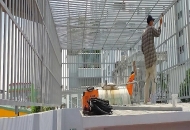 Thợ lắp đặt khung sắt bảo vệ tại Bến Cát